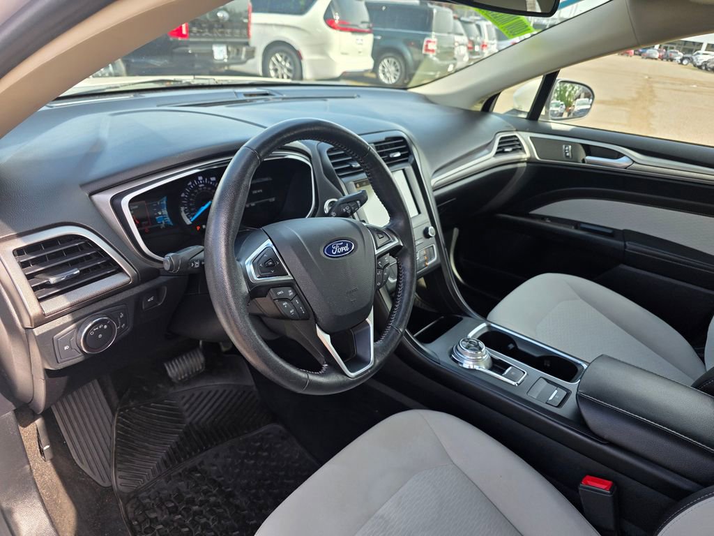 Used 2019 Ford Fusion SE w/ Equipment Group 151A FWD image 9