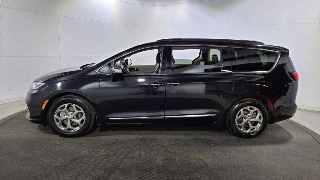 Used 2023 Chrysler Pacifica Limited image 4