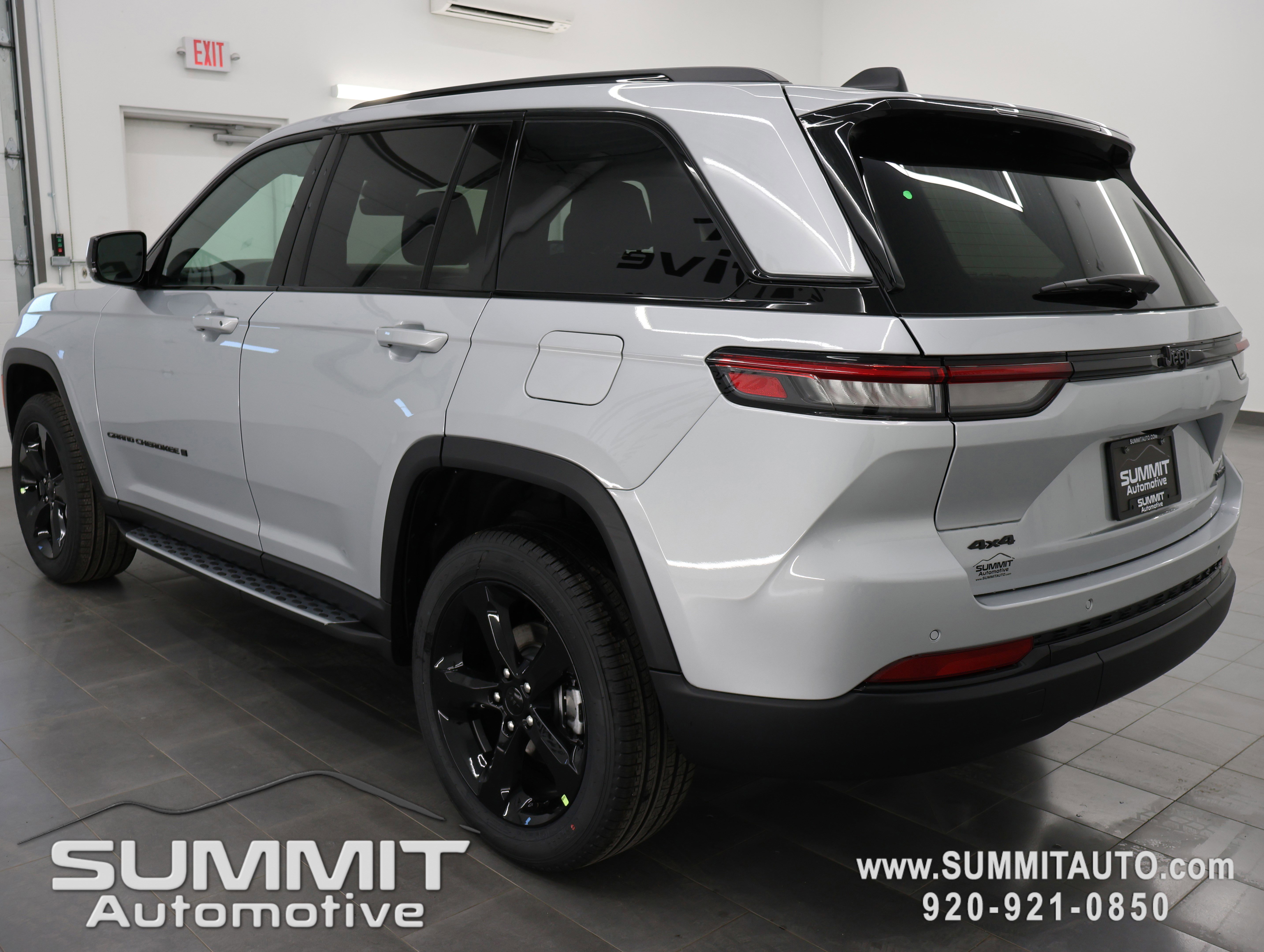 New 2025 Jeep Grand Cherokee Limited w/ Black Appearance Package image 6