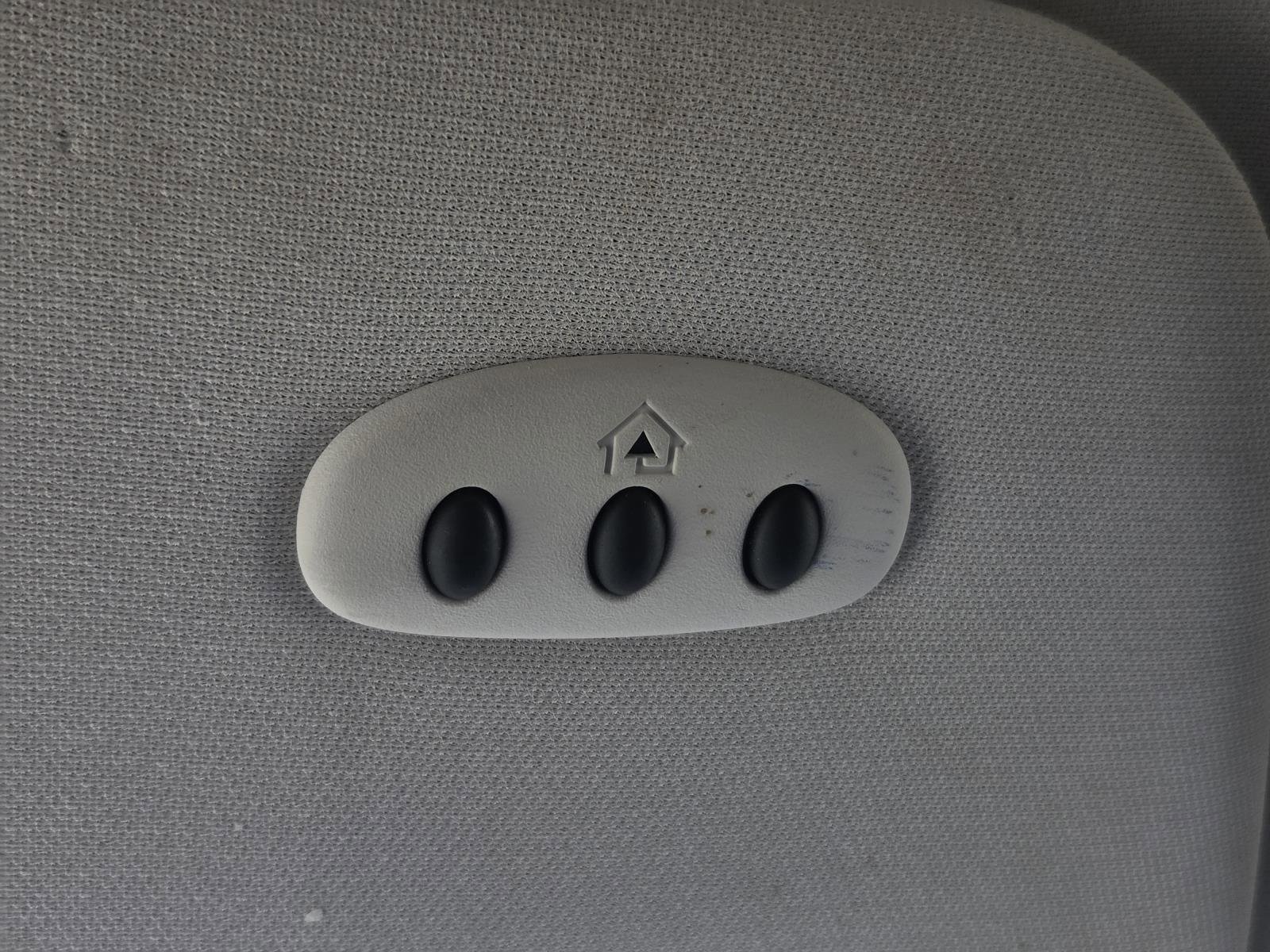 Used 2010 Volkswagen Routan SE FWD image 25