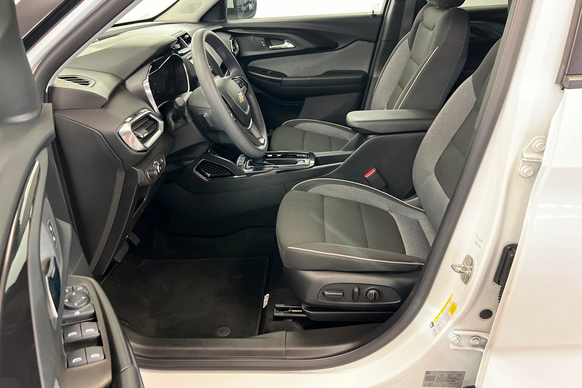 Used 2023 Chevrolet TrailBlazer LT FWD image 18