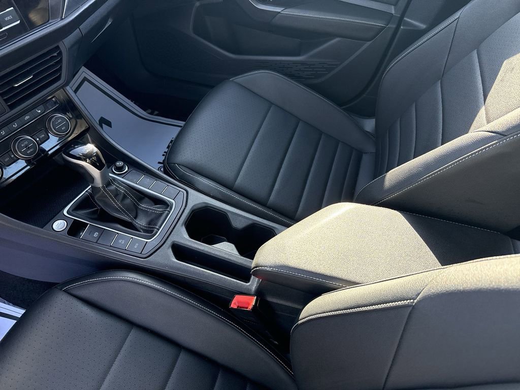 Used 2024 Volkswagen Jetta SE FWD image 23