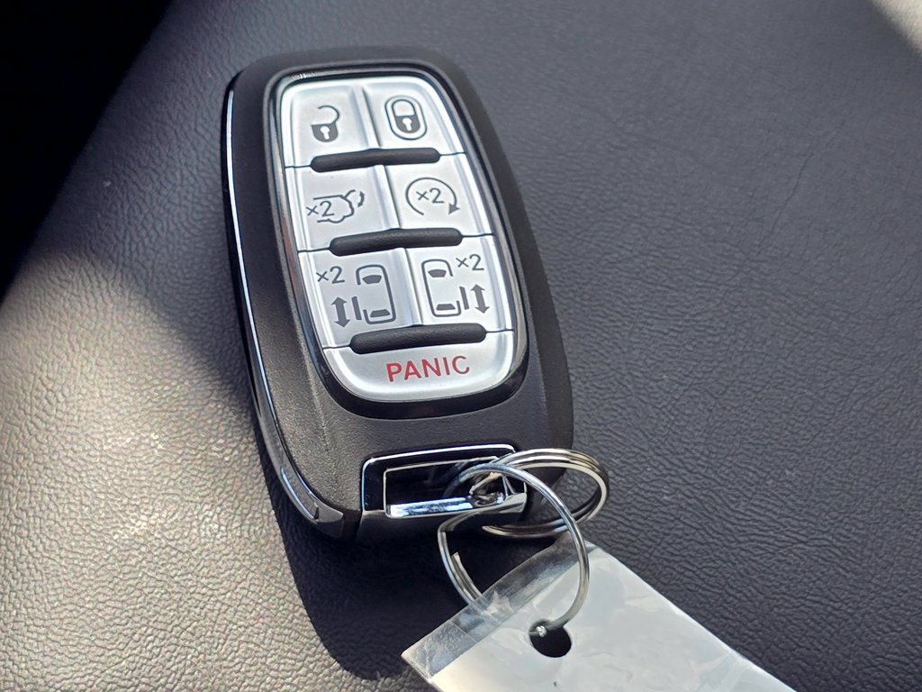 Used 2026 Chrysler Pacifica Select FWD image 40