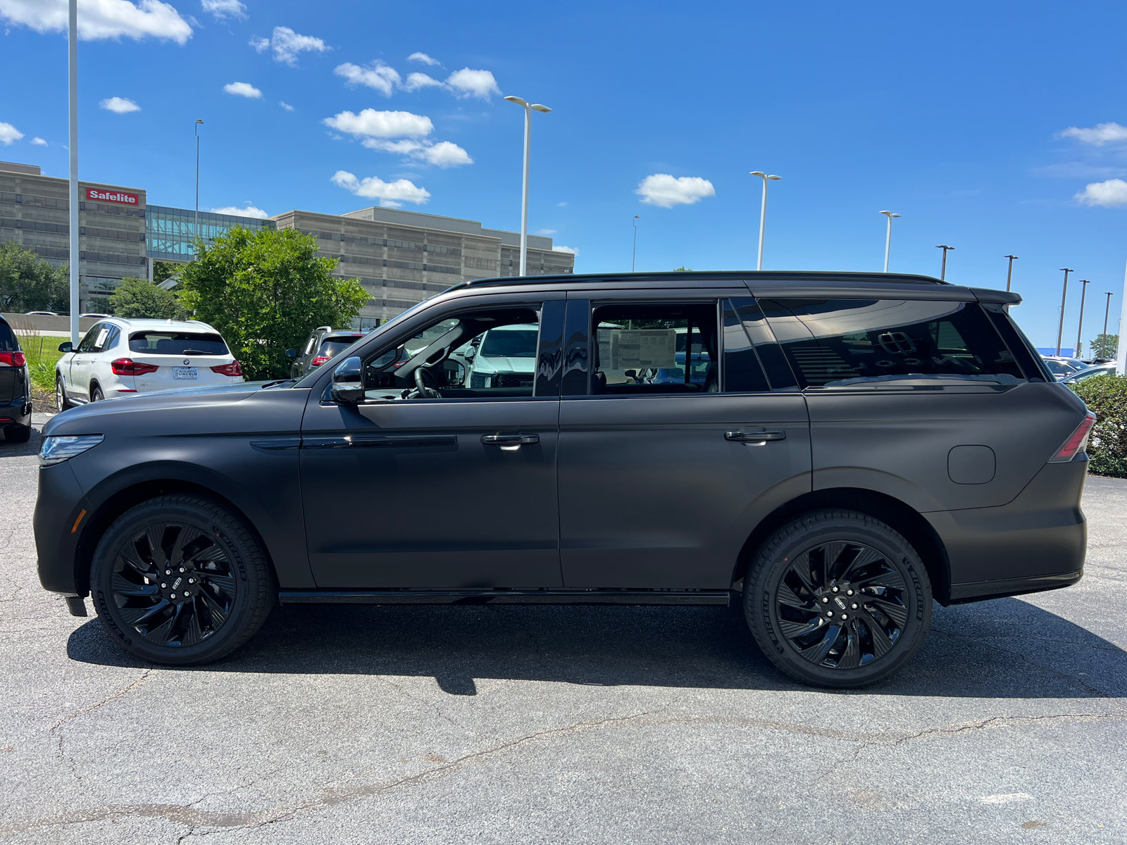 New 2026 Lincoln Navigator Reserve w/ Jet Appearance Package AWD/4WD image 4