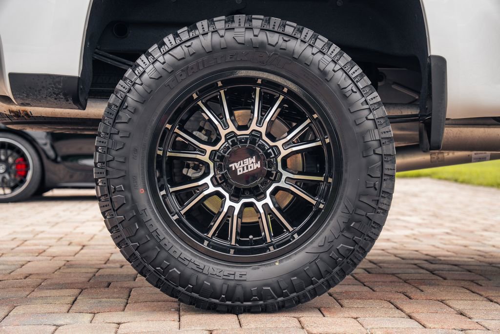 Used 2025 Chevrolet Silverado 1500 LT AWD/4WD image 13