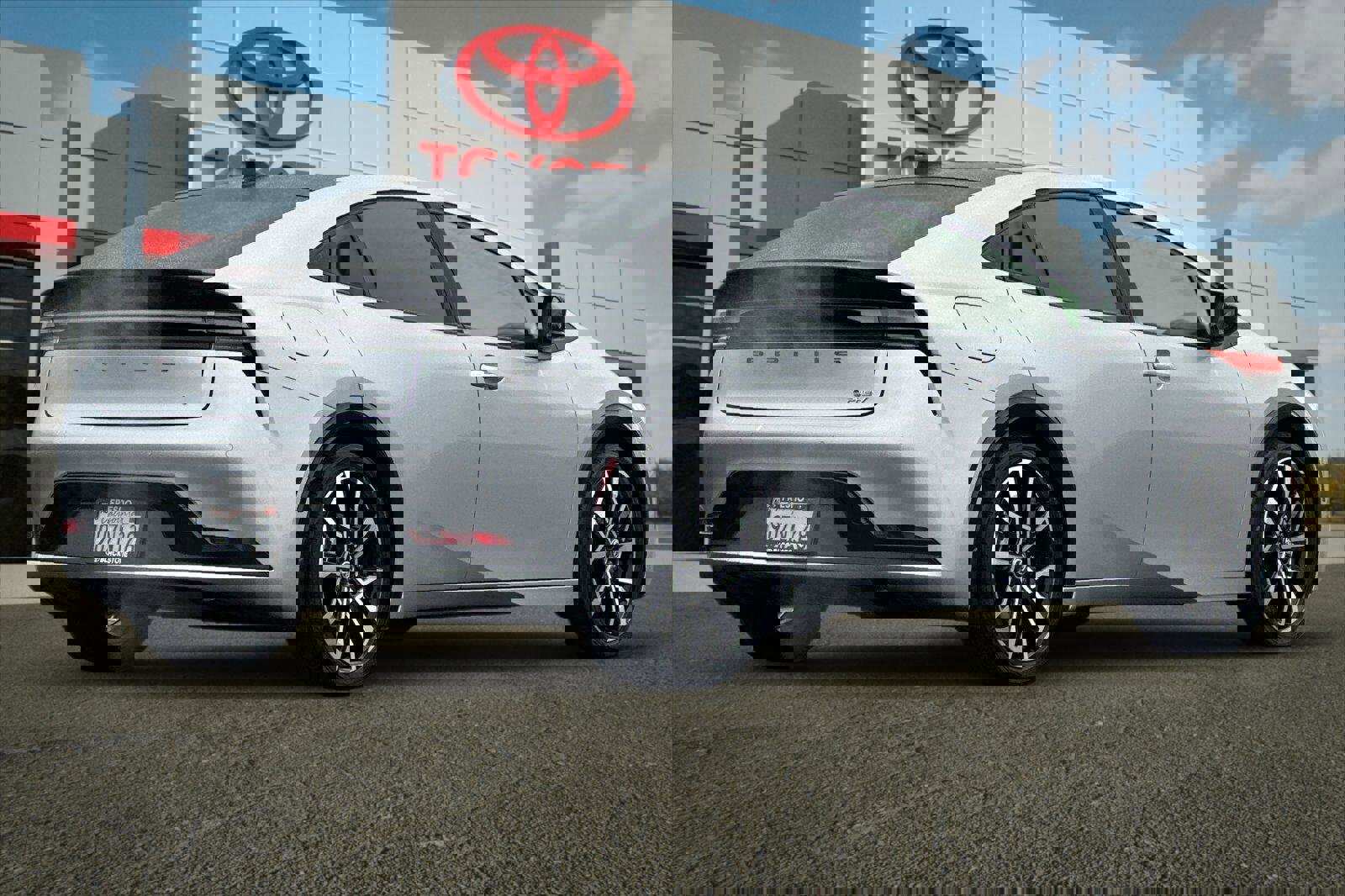 Used 2025 Toyota Prius SE image 3