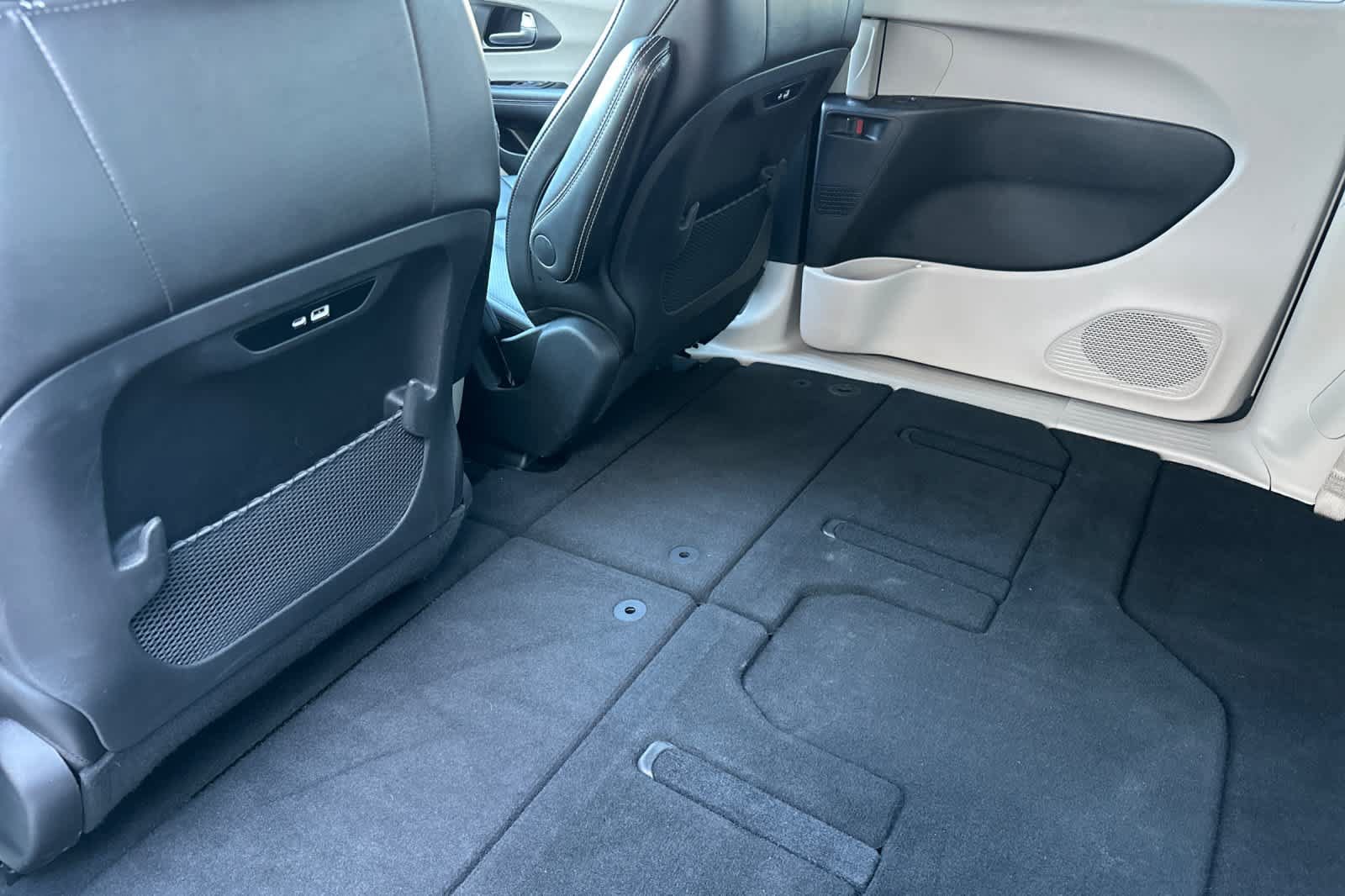 Used 2024 Chrysler Pacifica Touring-L FWD image 4