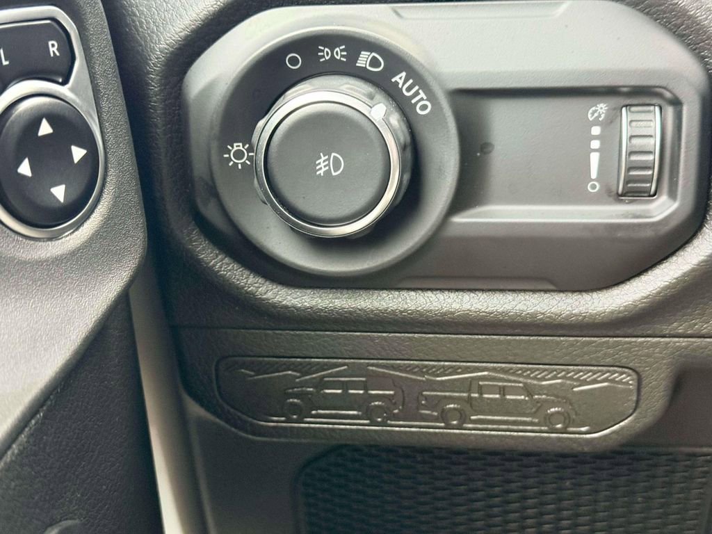 Used 2025 Jeep Wrangler Willys AWD/4WD image 18