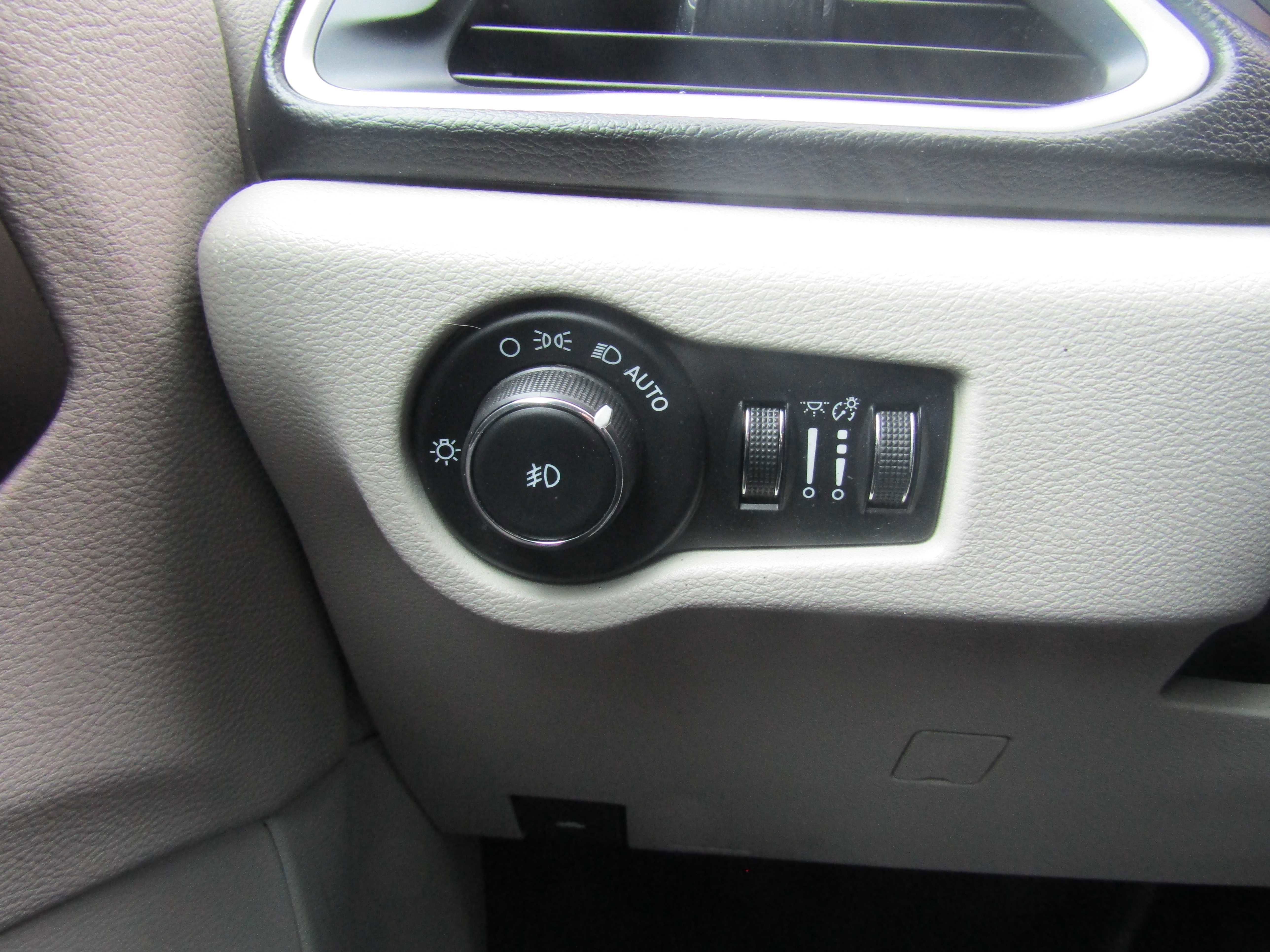 Used 2017 Chrysler Pacifica Touring Plus w/ Tire & Wheel Group FWD image 15