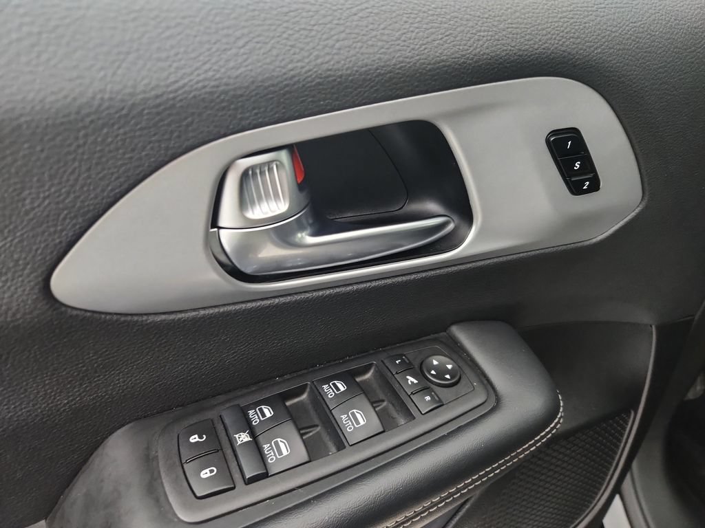Certified 2025 Chrysler Pacifica Limited FWD image 24