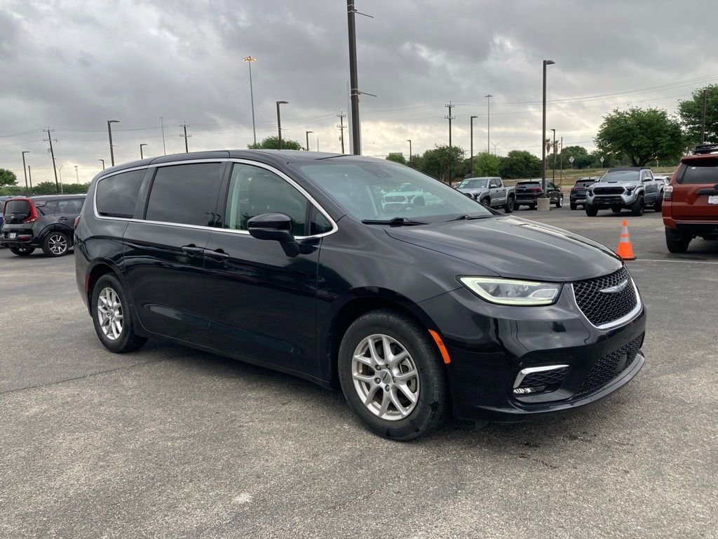 Used 2023 Chrysler Pacifica Touring-L image 3