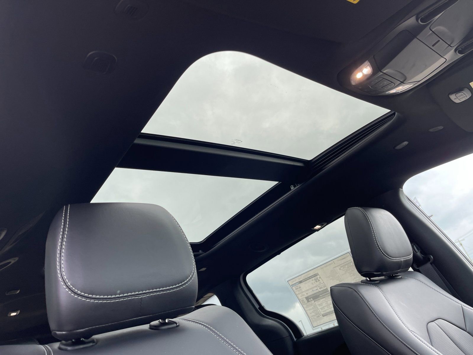 New 2026 Chrysler Pacifica Select AWD/4WD image 19