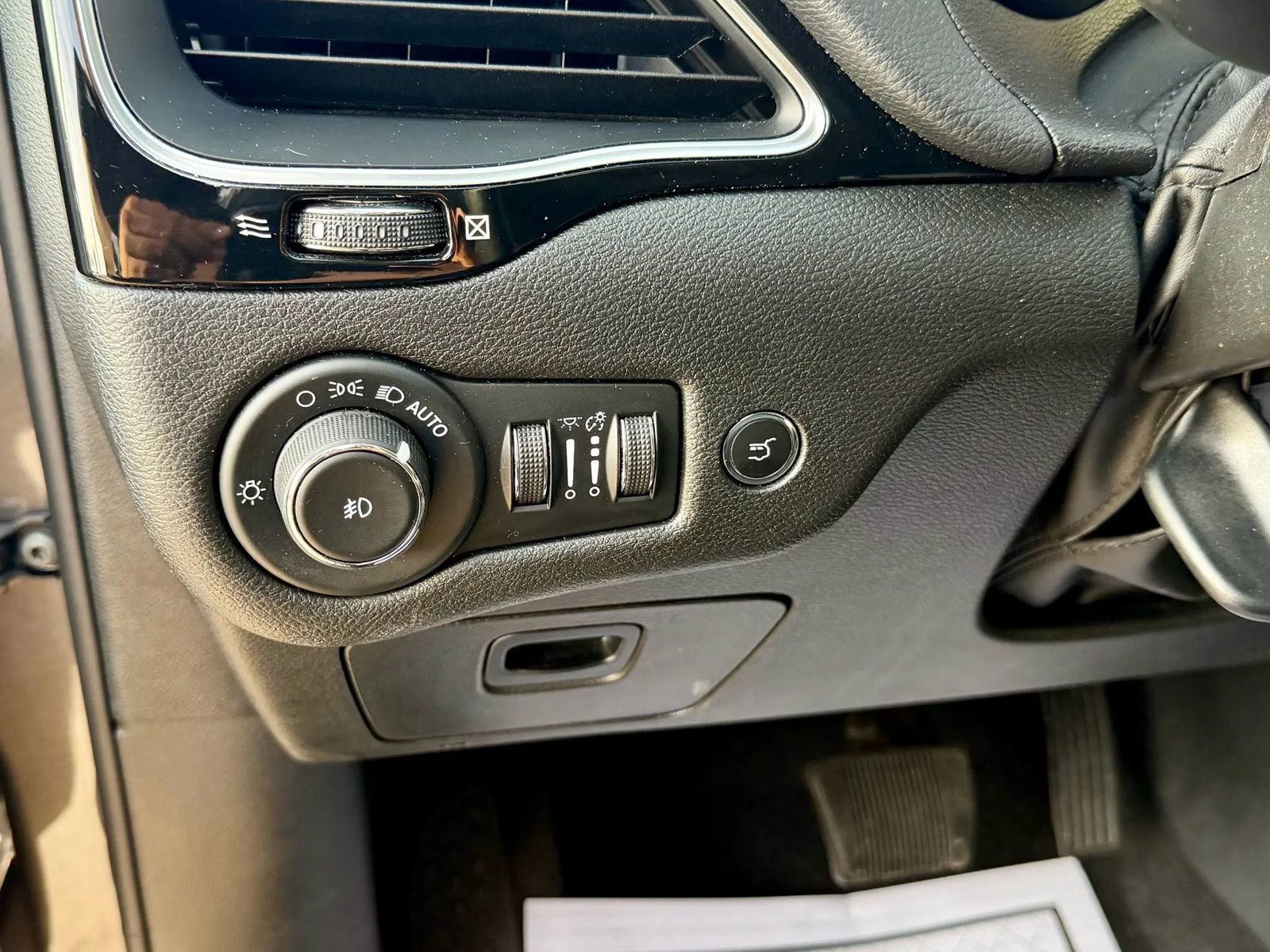 Used 2023 Jeep Cherokee Altitude Lux image 13