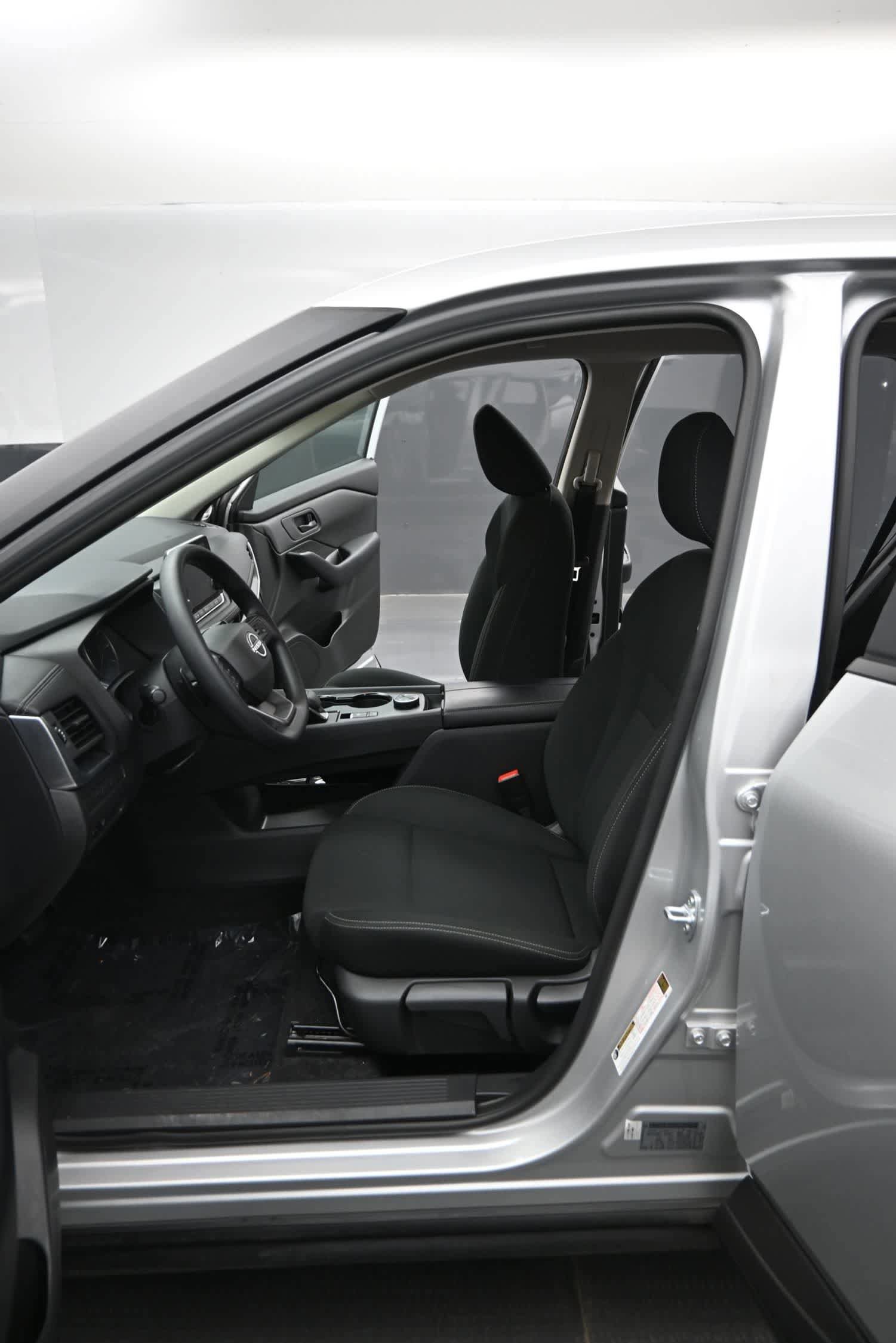 Used 2025 Nissan Rogue S AWD/4WD image 16
