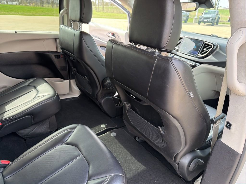 Used 2023 Chrysler Pacifica Touring-L image 22