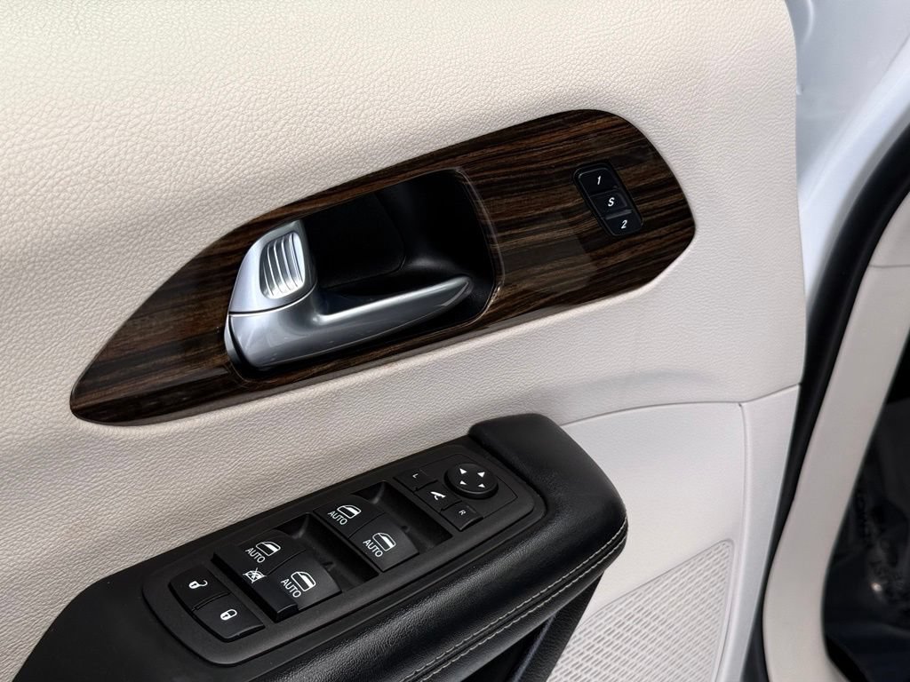 Used 2023 Chrysler Pacifica Limited FWD image 16