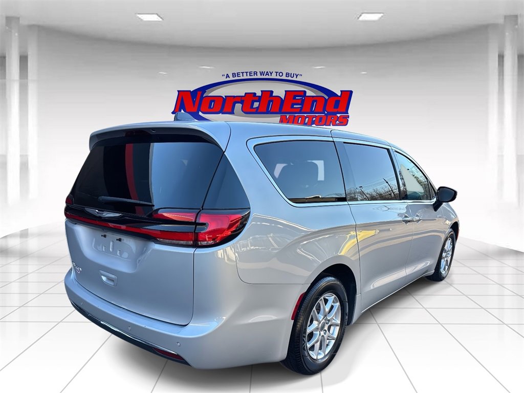 Used 2024 Chrysler Pacifica Touring-L image 3