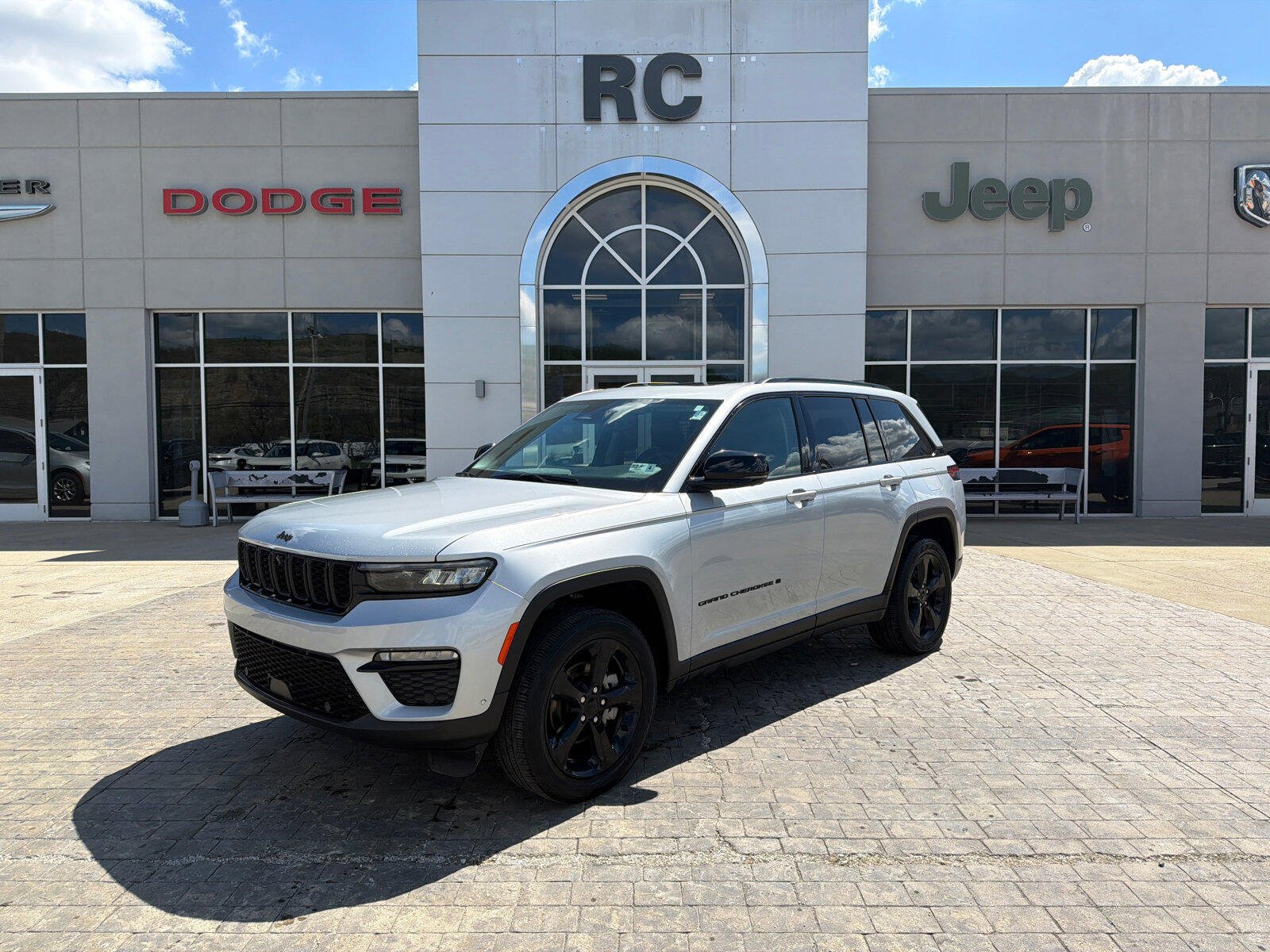 Used 2024 Jeep Grand Cherokee Limited w/ Luxury Tech Group II AWD/4WD video 1