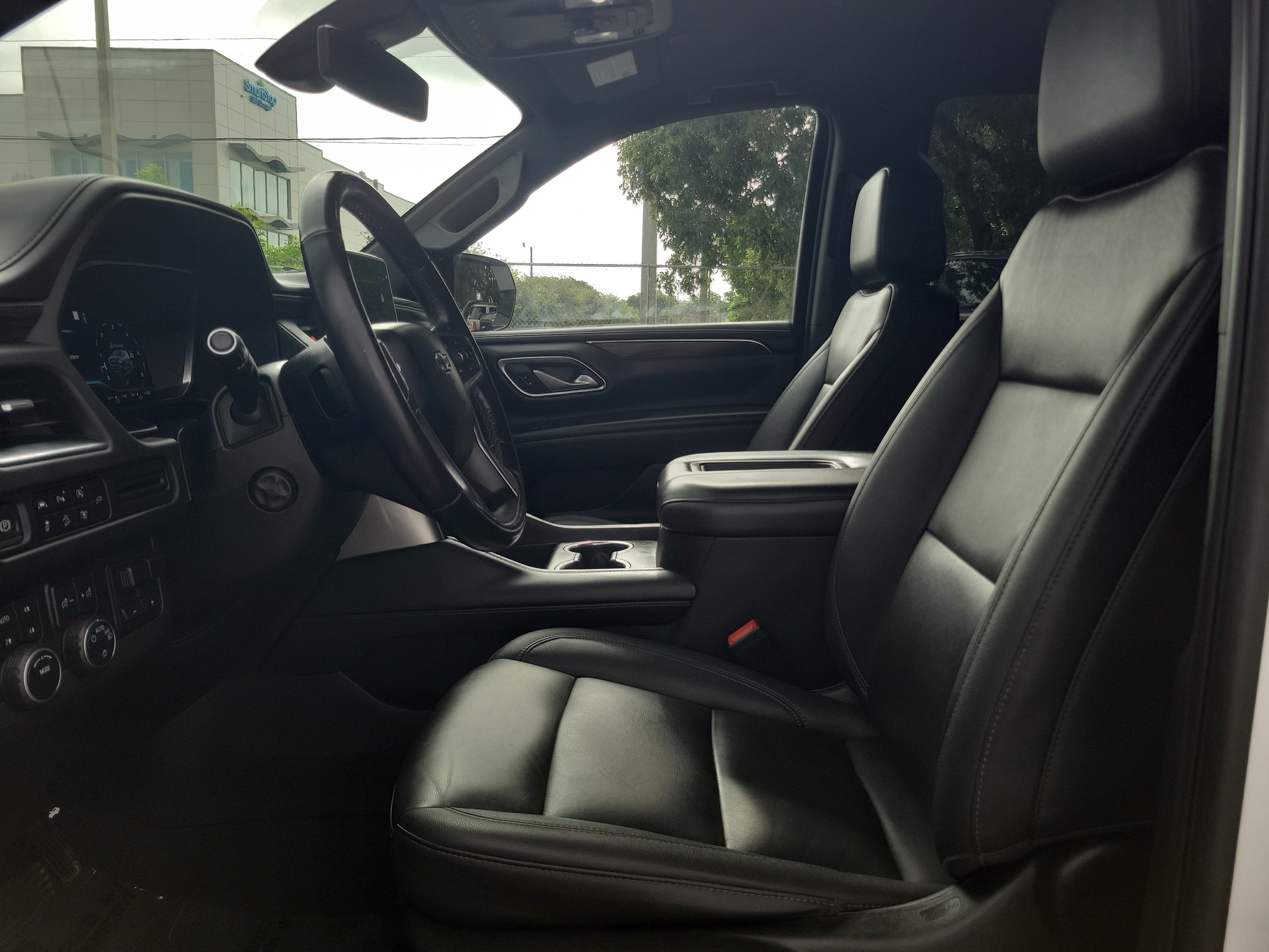 Used 2022 Chevrolet Tahoe Z71 w/ Luxury Package AWD/4WD image 11
