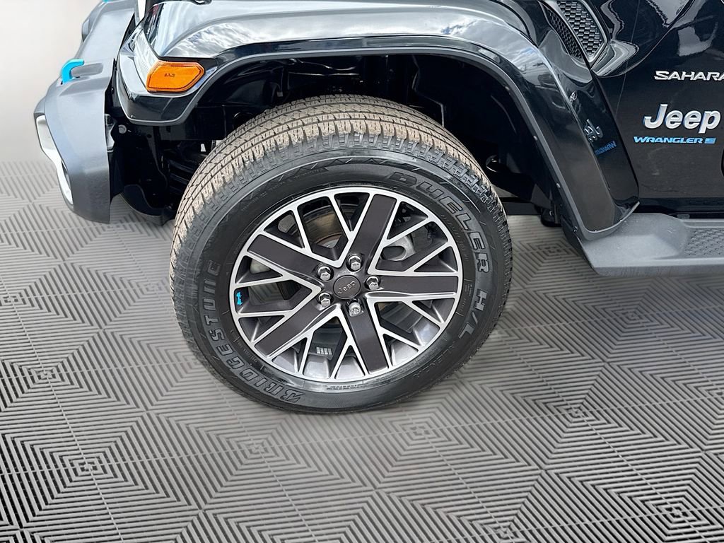 Used 2023 Jeep Wrangler Unlimited Sahara AWD/4WD image 33