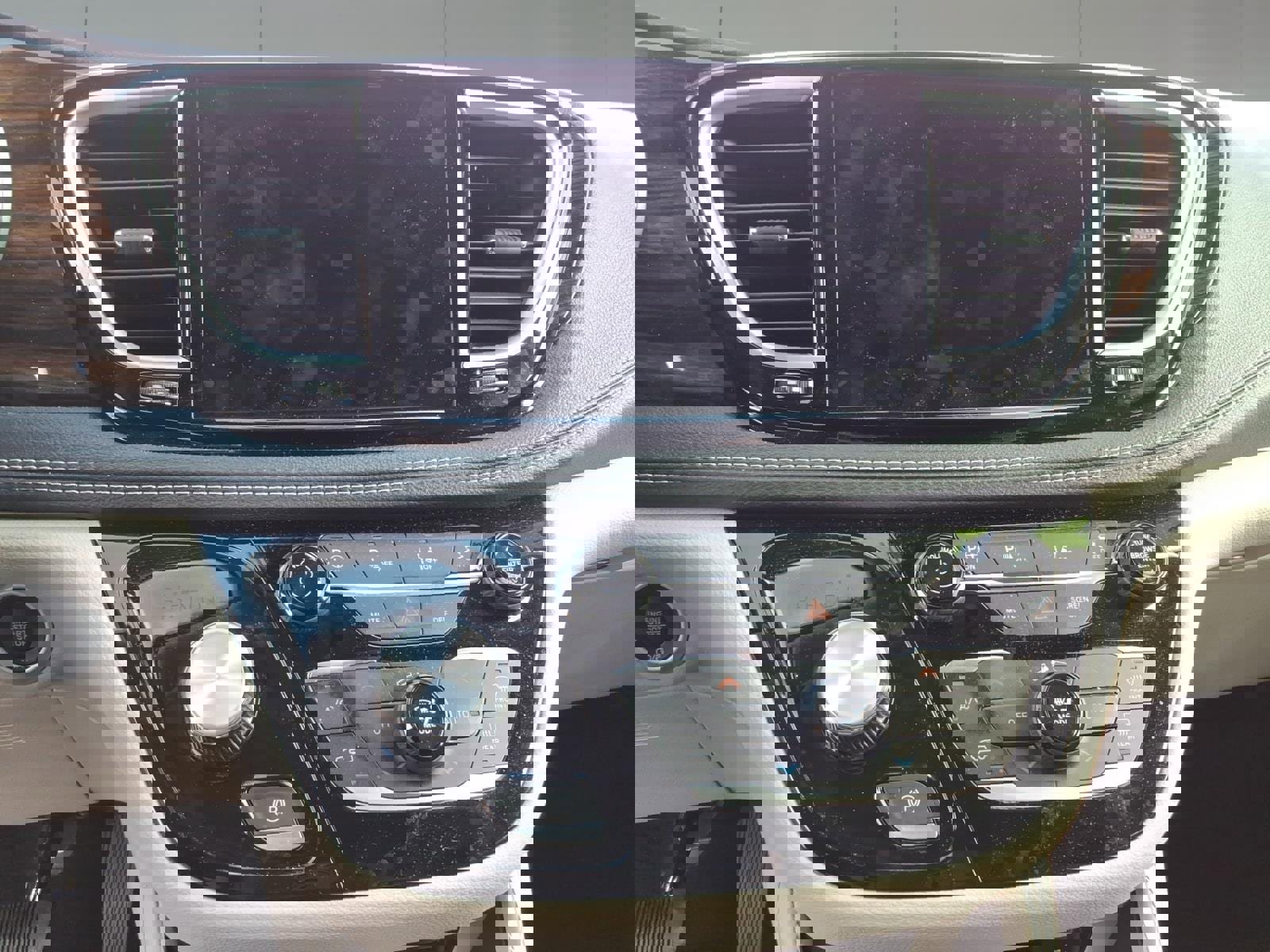 Used 2023 Chrysler Pacifica Limited w/ Uconnect Theater Family Group image 18