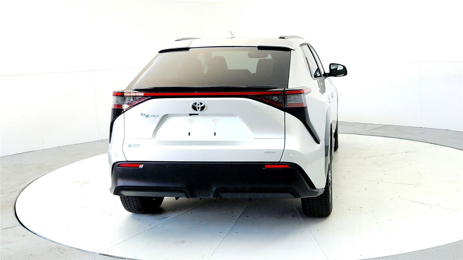 Used 2023 Toyota bZ4X XLE w/ Weather Package image 5