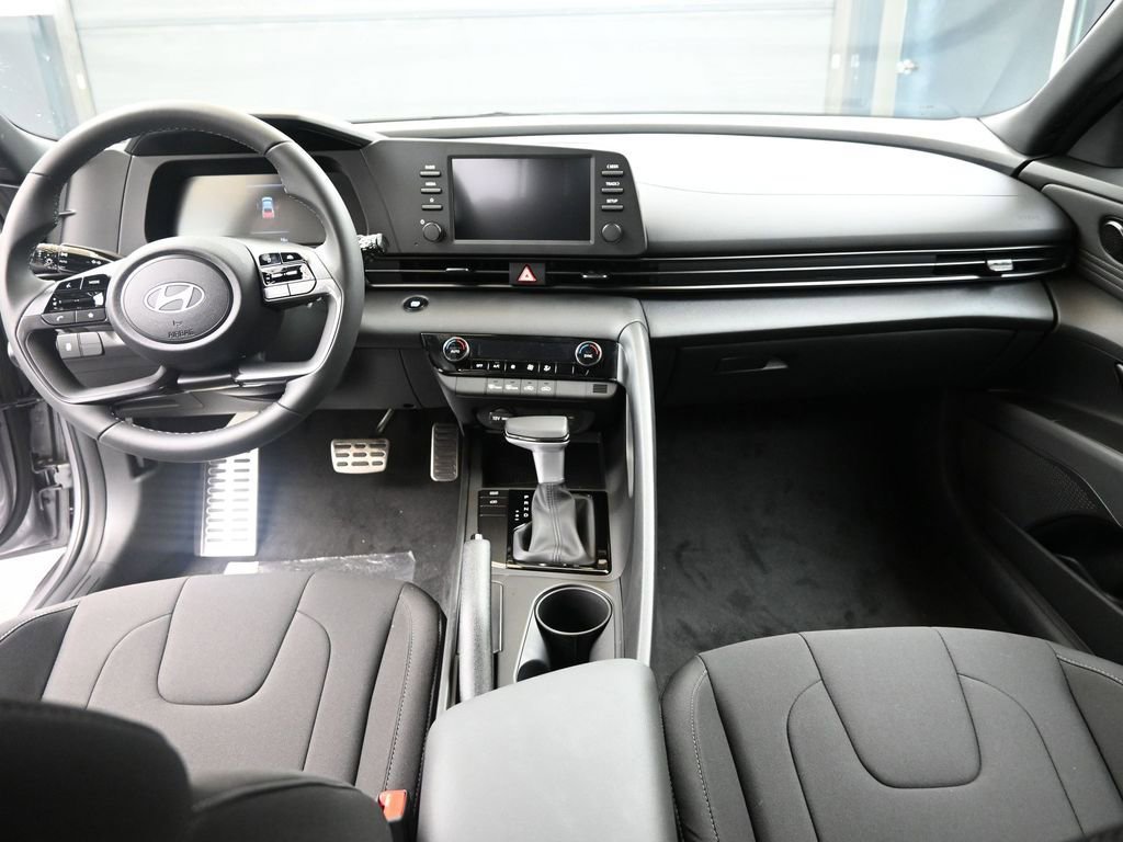 Certified 2025 Hyundai Elantra Sport FWD image 17