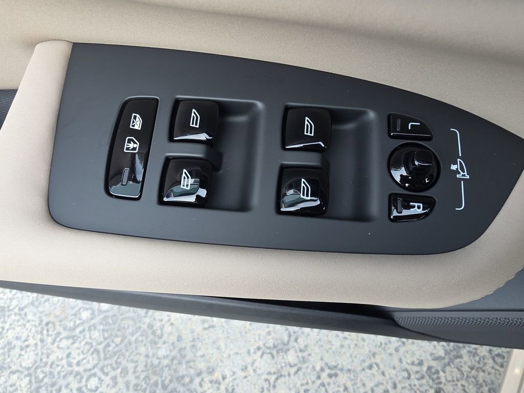 New 2026 Volvo XC90 B6 Plus w/ Protection Package Premier image 32