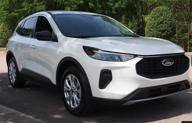 Used 2023 Ford Escape Active w/ Tech Pack #1 AWD/4WD image 2