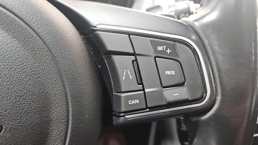 Used 2020 Jaguar F-PACE Premium image 26