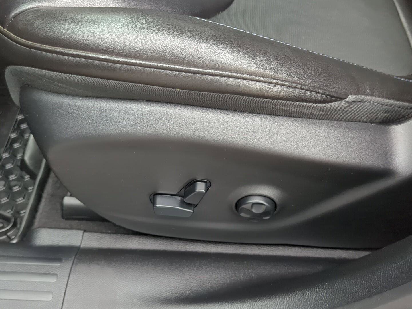Used 2019 Jeep Cherokee Latitude Plus w/ Cold Weather Group AWD/4WD image 13