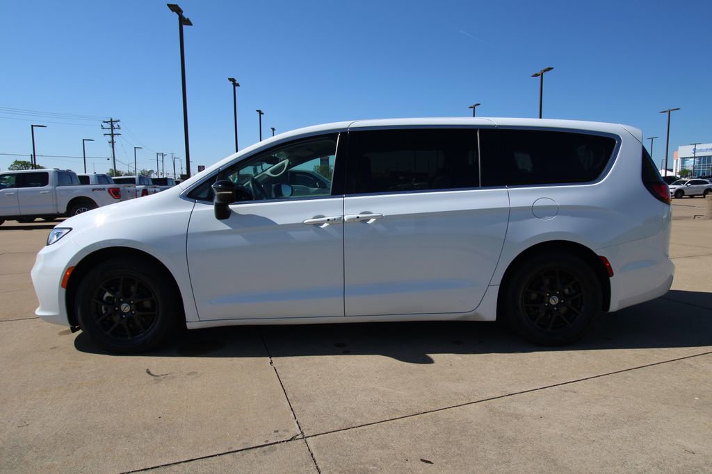 Used 2024 Chrysler Pacifica Touring-L FWD image 17