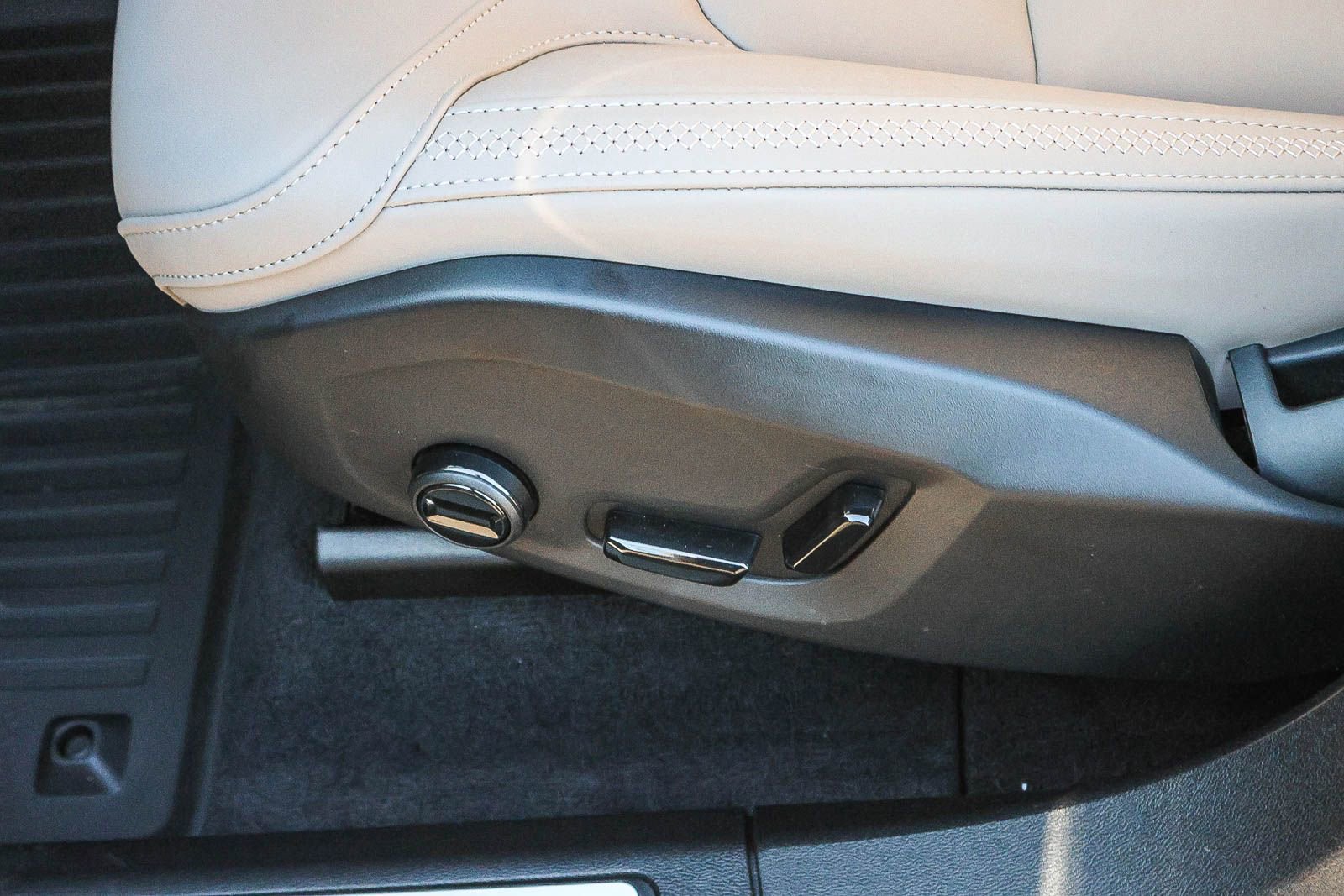 New 2026 Volvo XC60 T8 Plus w/ Climate Package image 32