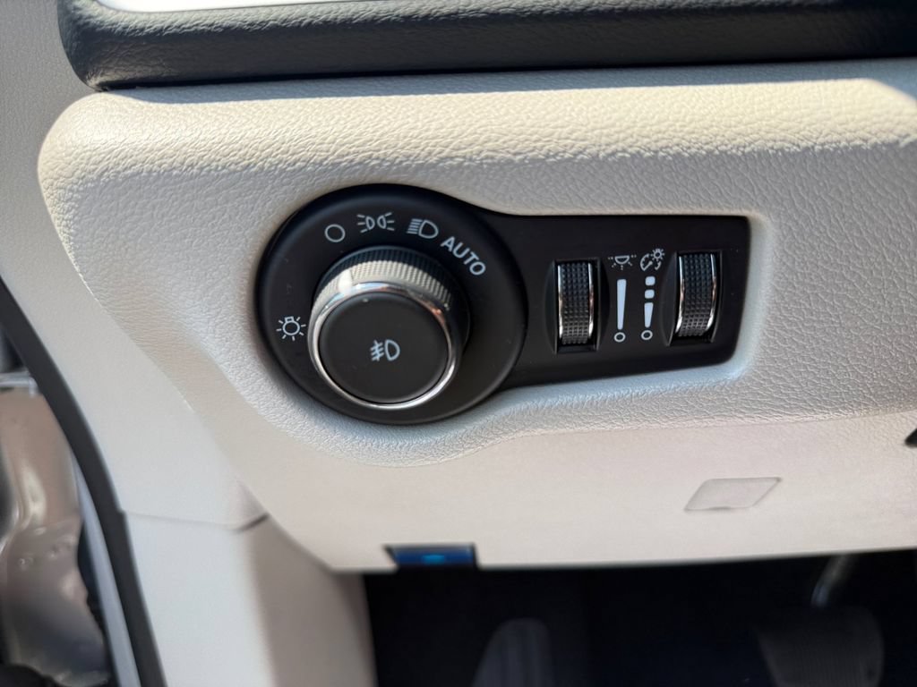 Certified 2024 Chrysler Pacifica Touring-L FWD image 35