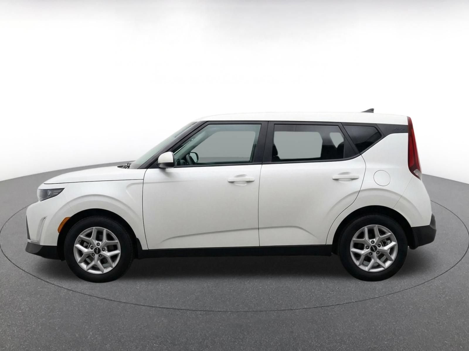 Used 2025 Kia Soul LX w/ LX Technology Package FWD image 4