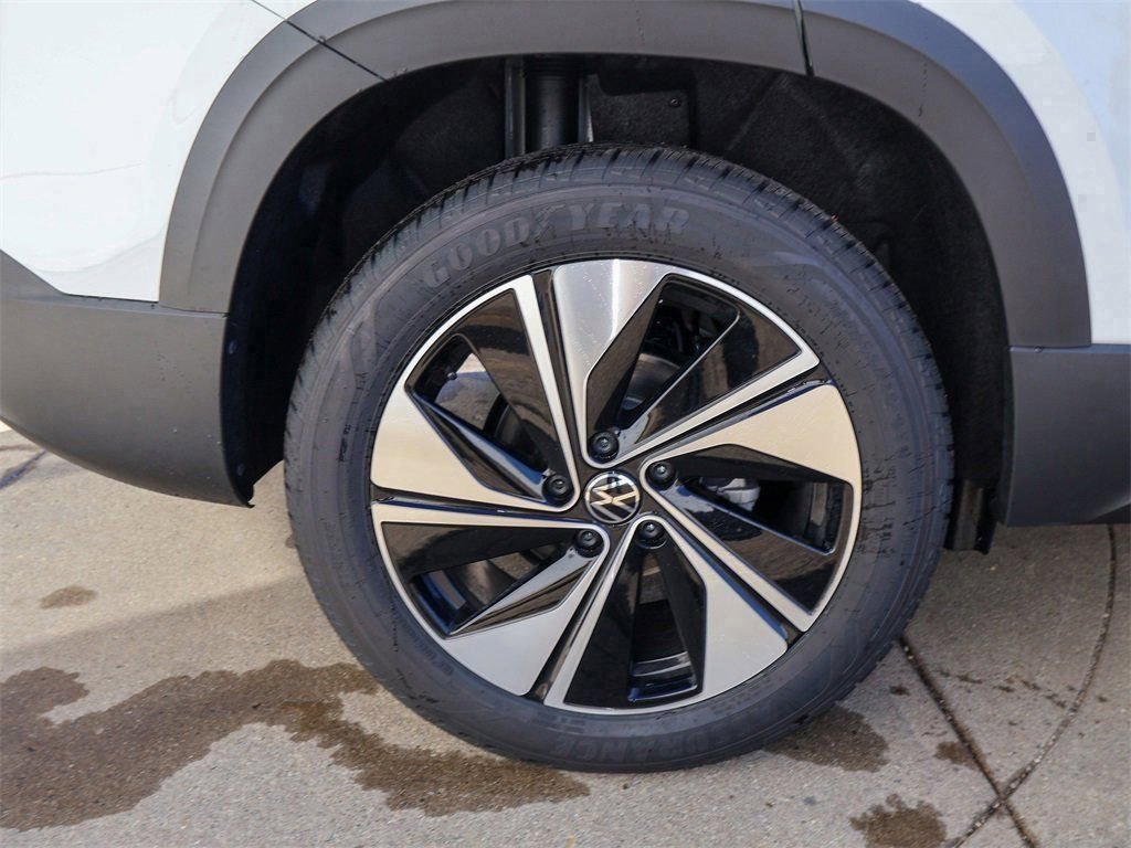 New 2026 Volkswagen Taos SE image 9