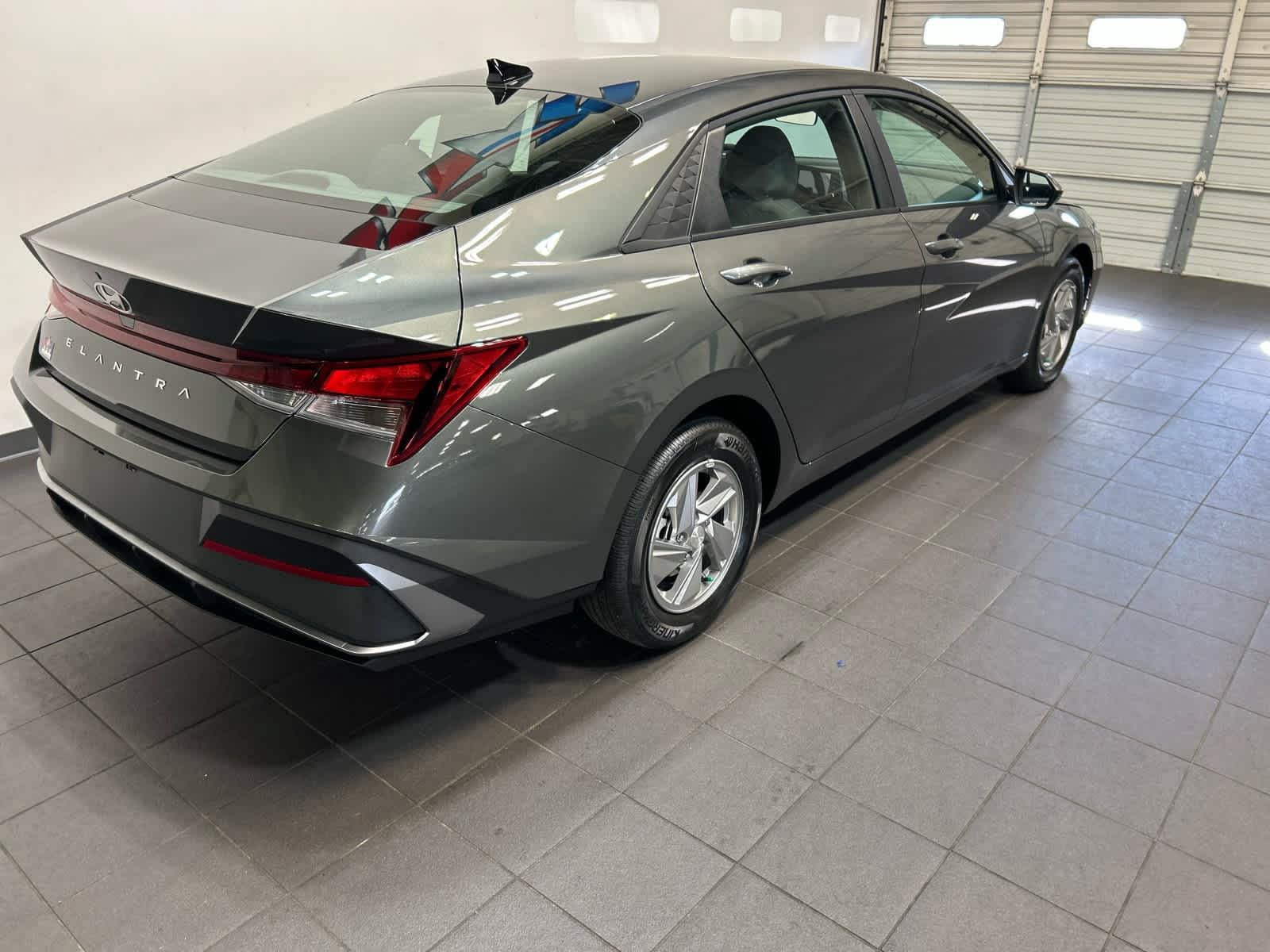 New 2026 Hyundai Elantra SE FWD image 3