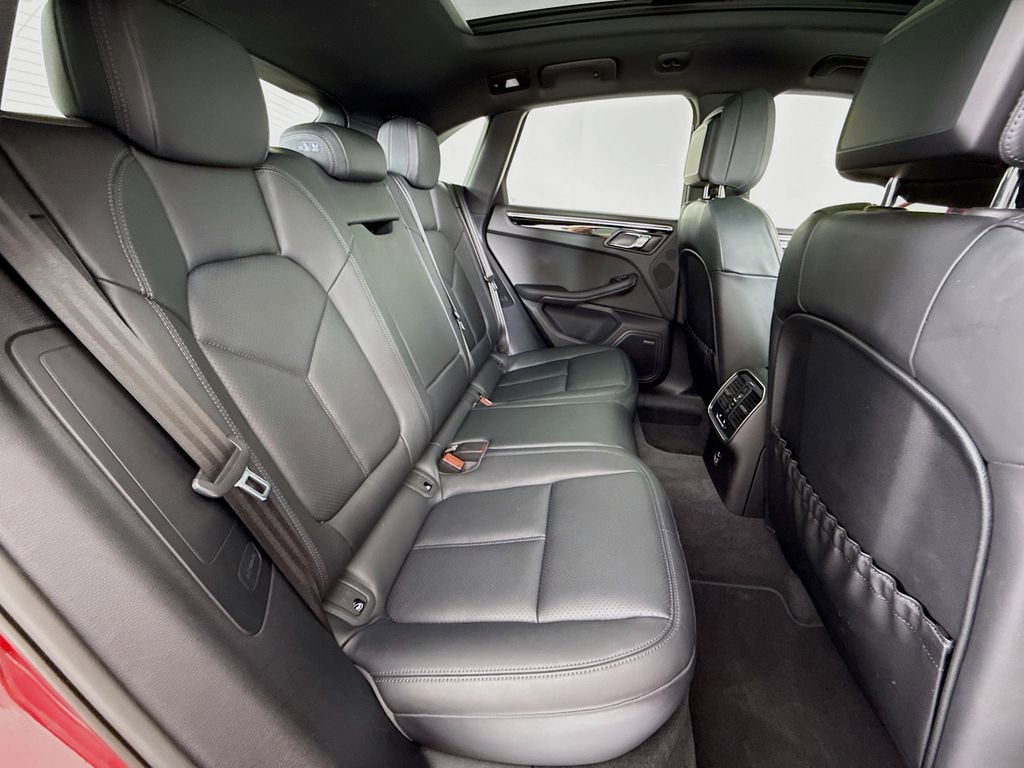Certified 2025 Porsche Macan AWD/4WD image 30