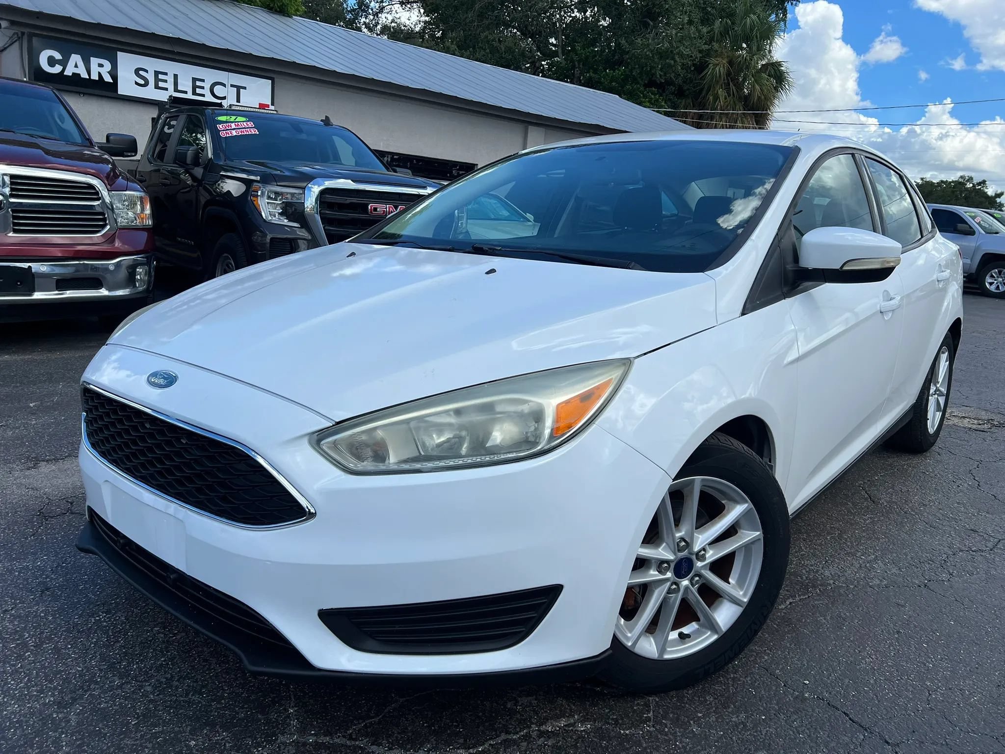 Used 2015 Ford Focus SE FWD image 2