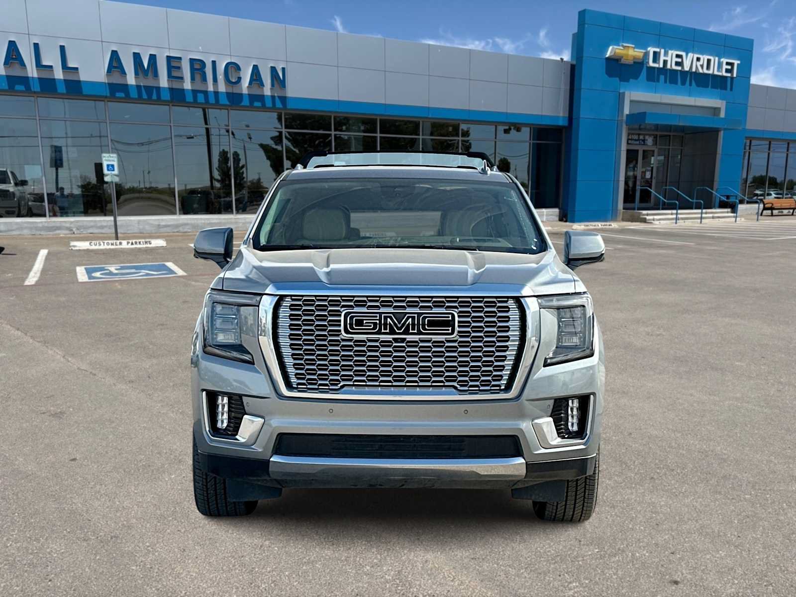 Used 2023 GMC Yukon Denali w/ Advanced Technology Package AWD/4WD image 3