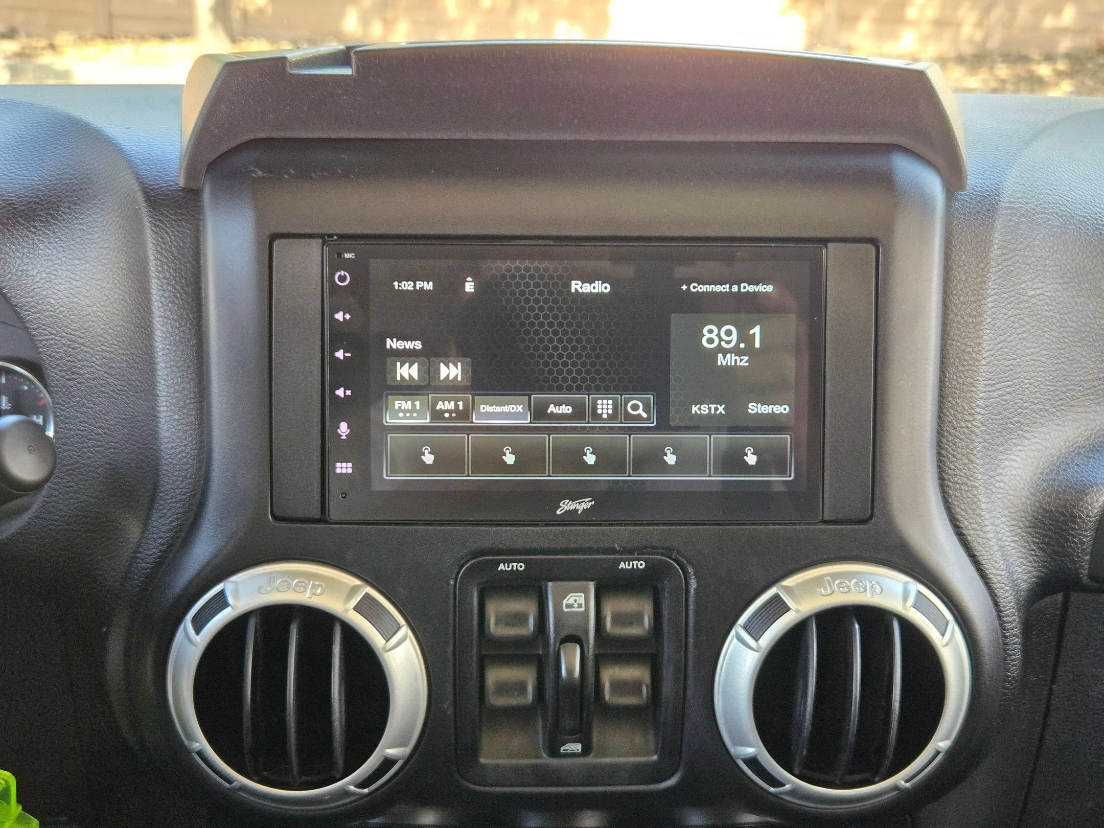 Used 2015 Jeep Wrangler Unlimited Rubicon w/ Connectivity Group AWD/4WD image 17
