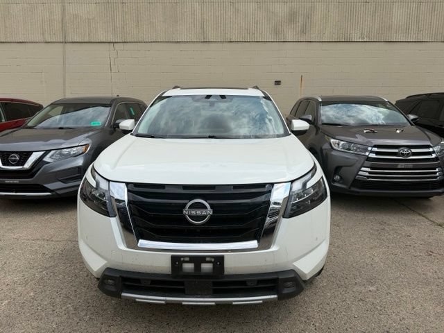 Used 2024 Nissan Pathfinder SV AWD/4WD image 2