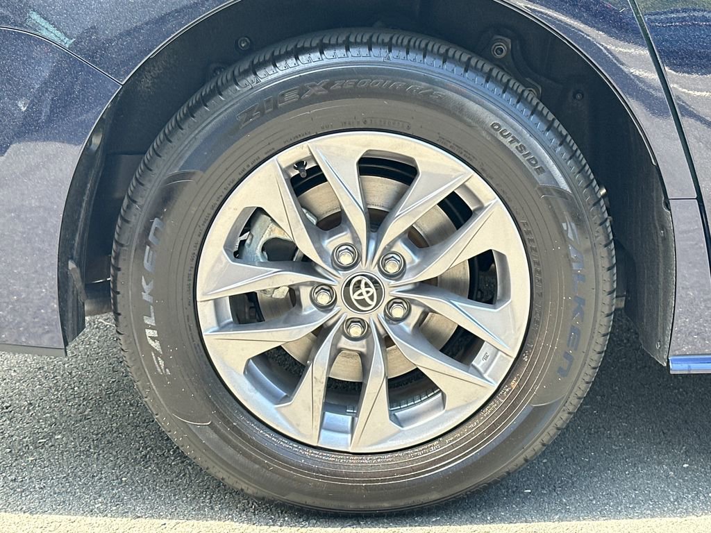 Used 2025 Toyota Sienna XLE image 9