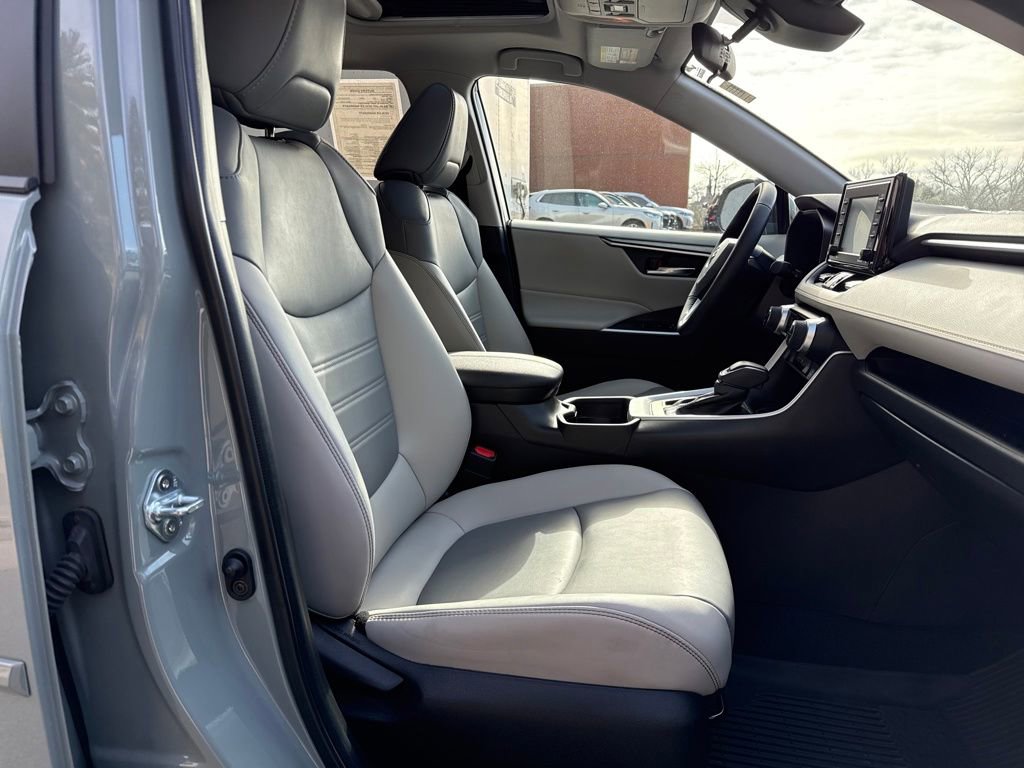 Used 2021 Toyota RAV4 XLE Premium image 27