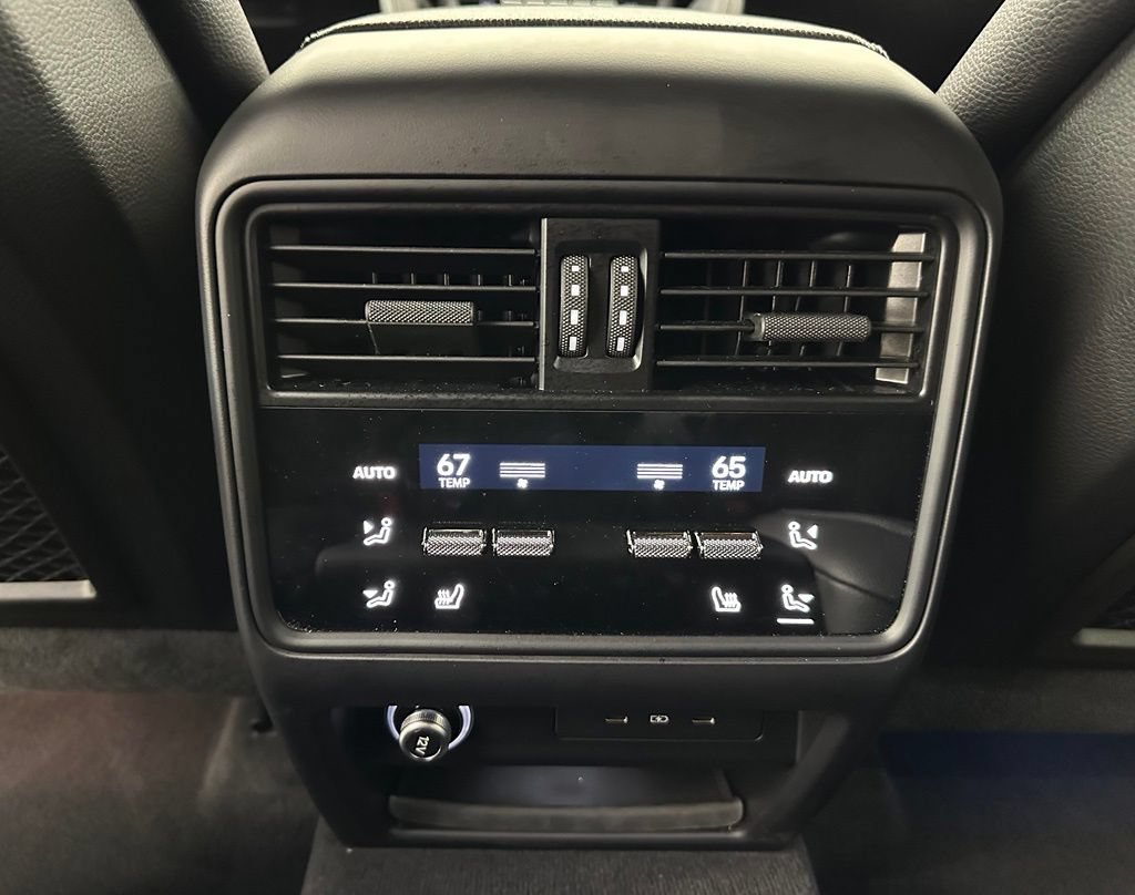Certified 2025 Porsche Cayenne AWD/4WD image 42