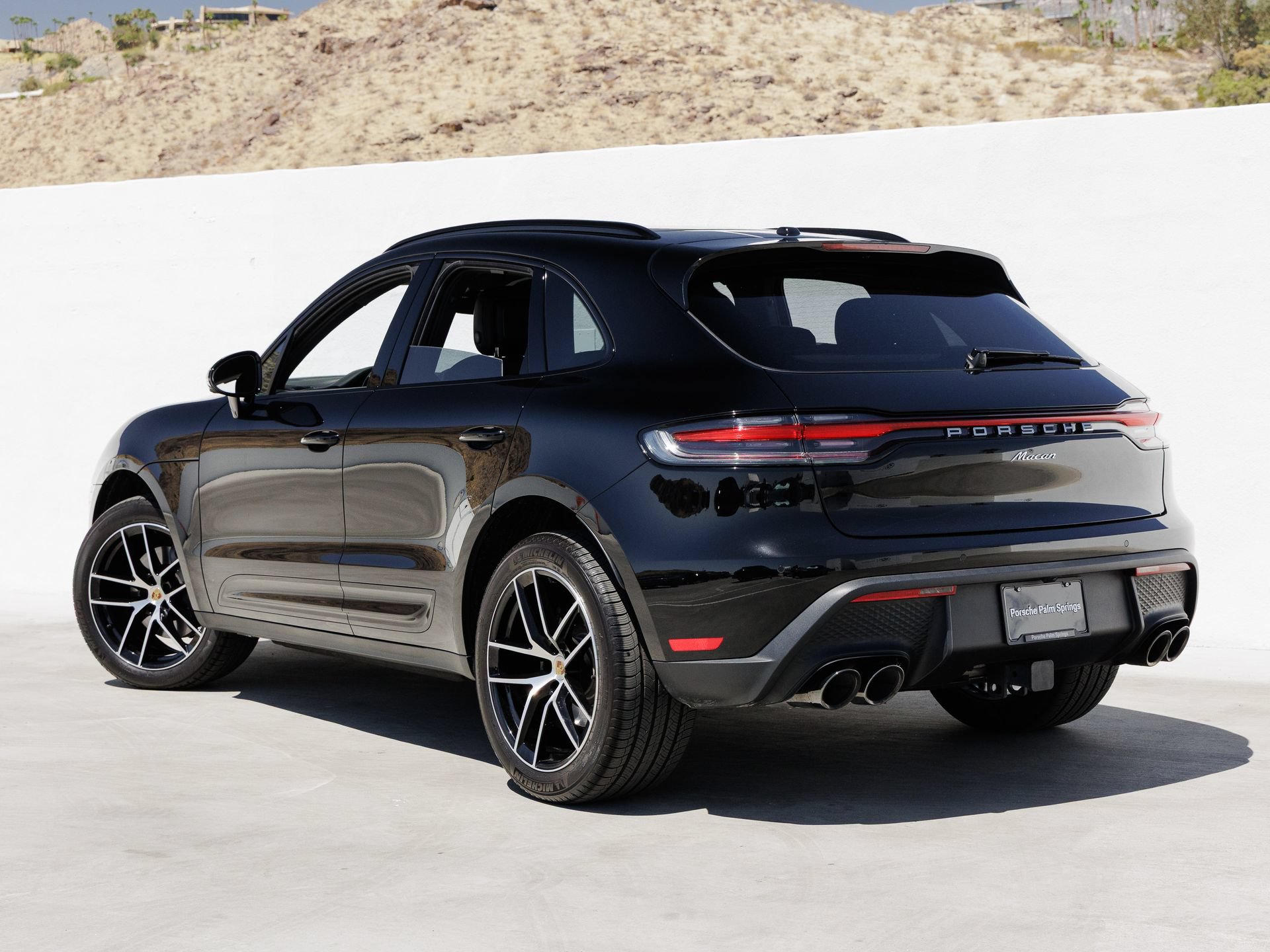 Certified 2025 Porsche Macan AWD/4WD image 3