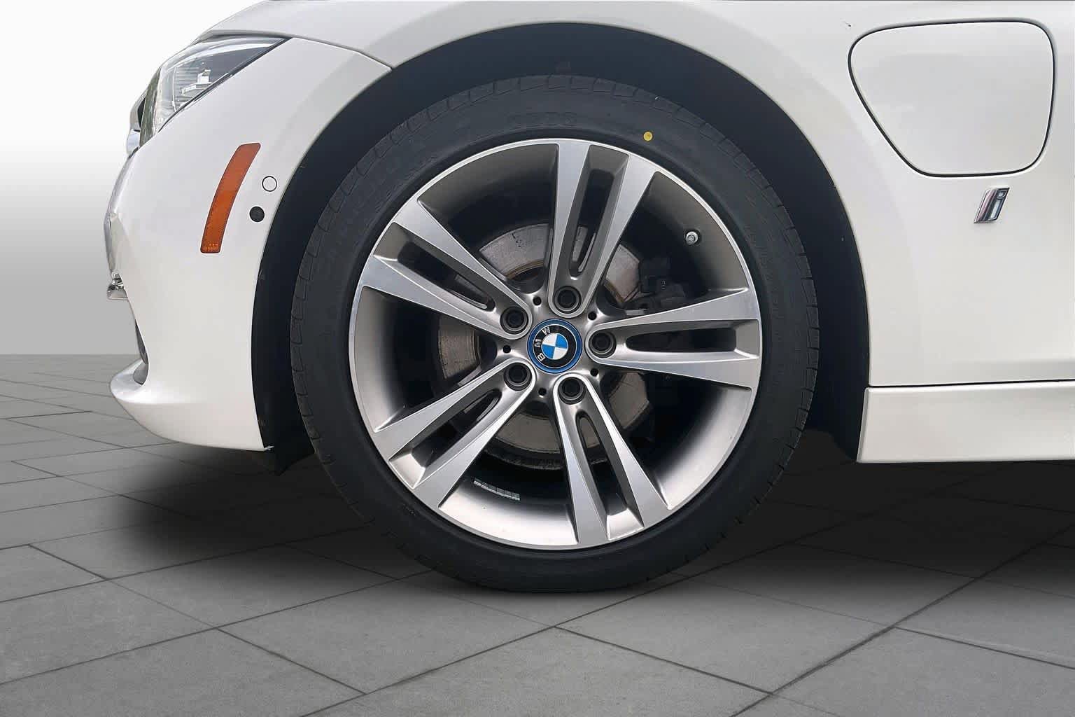Used 2018 BMW 330e w/ Premium Package RWD image 10