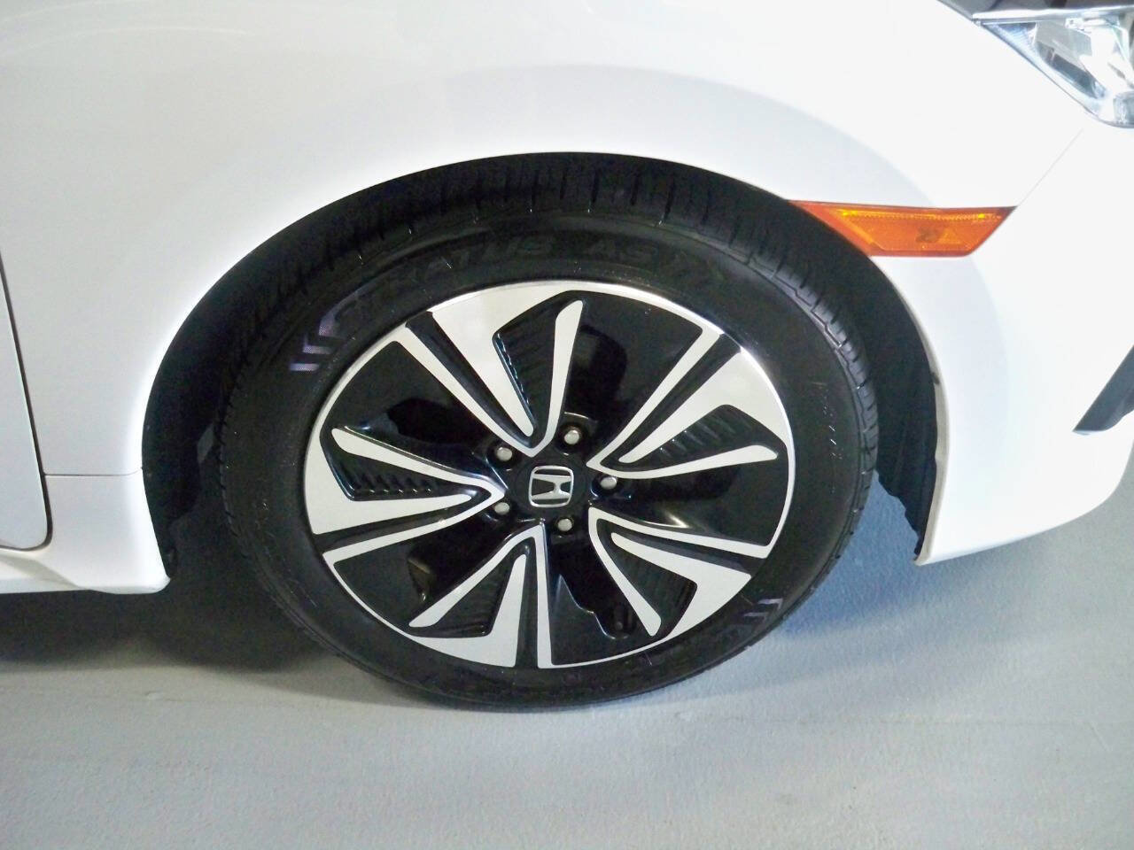 Used 2018 Honda Civic EX-T image 9