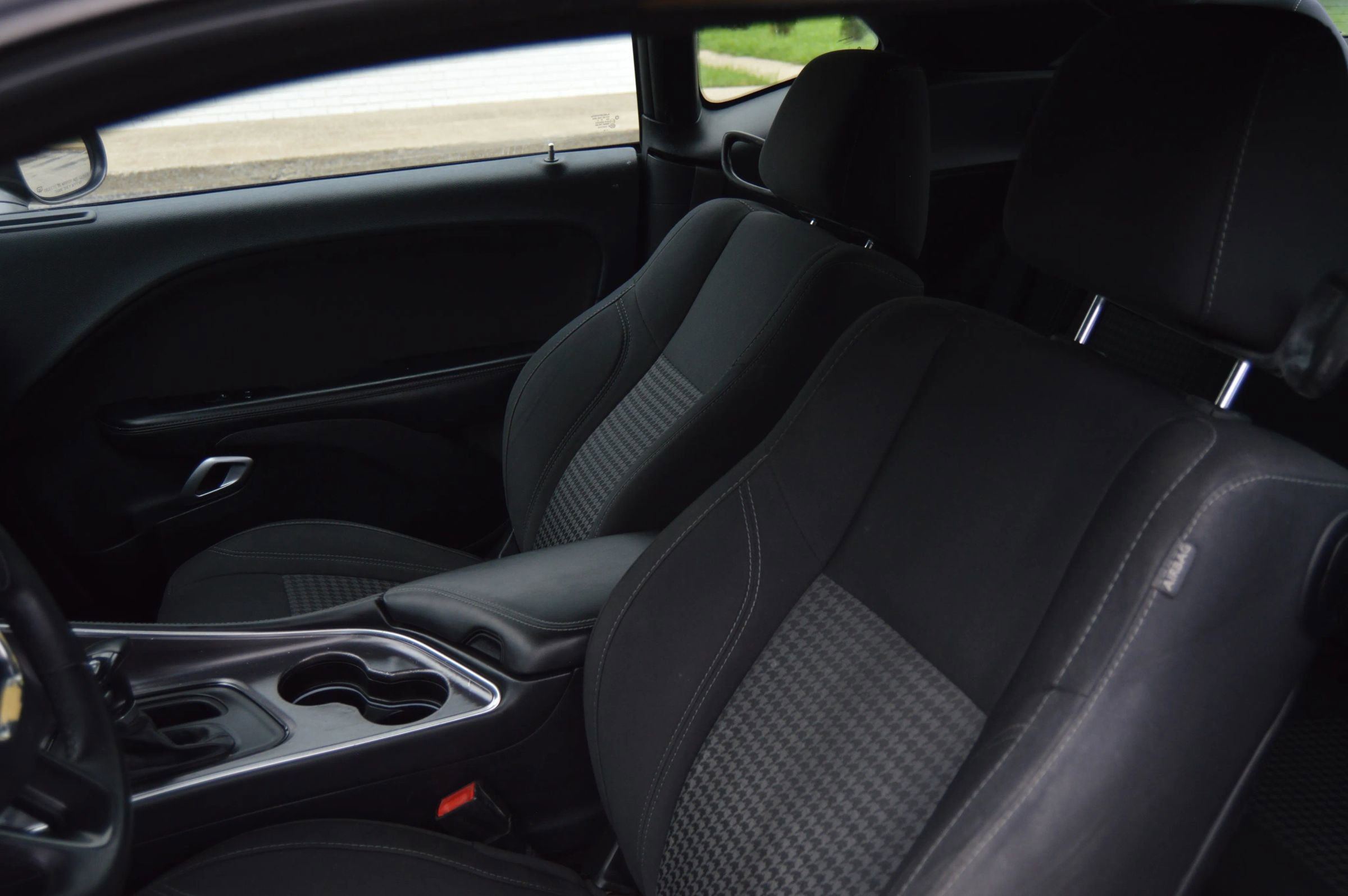 Used 2015 Dodge Challenger SXT image 8