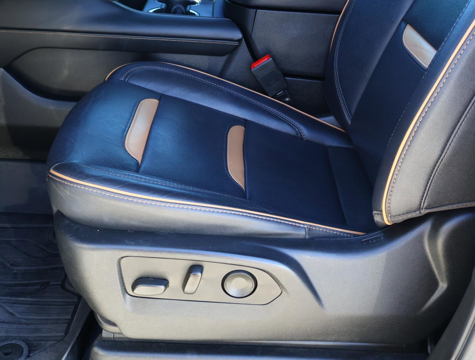 Used 2023 GMC Yukon AT4 w/ AT4 Premium Package image 16